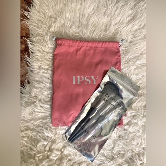 Brand New Pack of 3 Makeup Brushes and Pink Ipsy Bag +Add On Item - Picture 1 of 3
